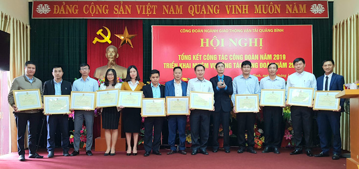 Đại diện lãnh đạo Công đoàn ngành GTVT tỉnh trao bằng khen của Liên đoàn lao động tỉnh cho các cá nhân có thành tích xuất sắc trong hoạt động công đoàn năm 2019.