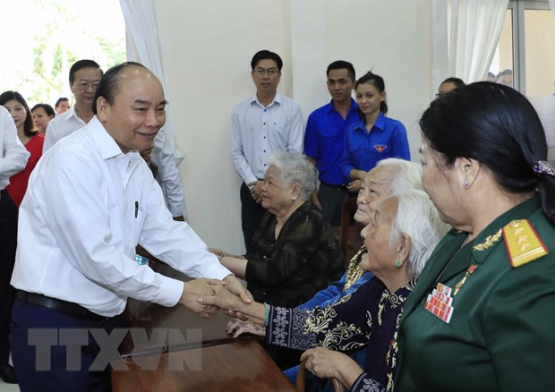 Thủ tướng Nguyễn Xuân Phúc thăm các gia đình chính sách, hộ nghèo và công nhân lao động tại Cần Thơ. (Ảnh: Thống Nhất/TTXVN)