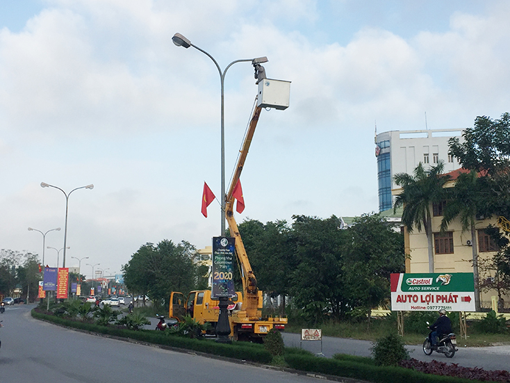 Công nhân Trung tâm Công viên-Cây xanh Đồng Hới chỉnh trang hệ thống đèn chiếu sáng công cộng chuẩn bị đón Xuân Canh Tý 2020.