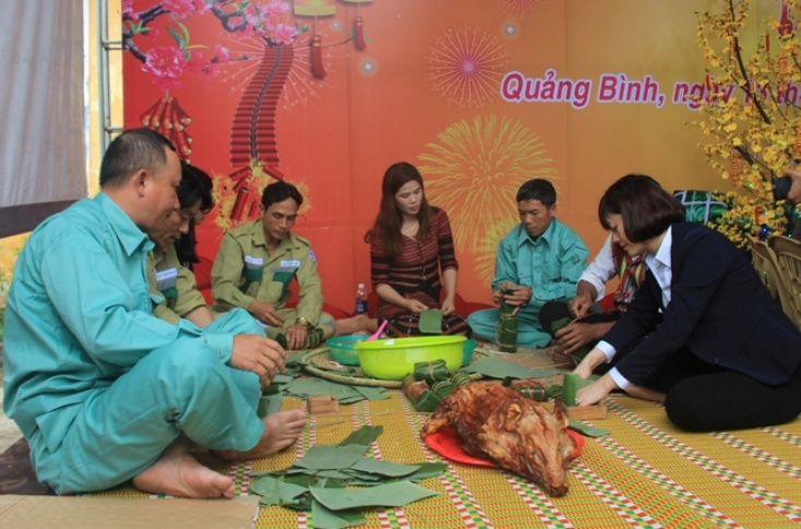 EVNNPT tổ chức gói bánh chưng tặng cho bà con xã Kim Thủy.