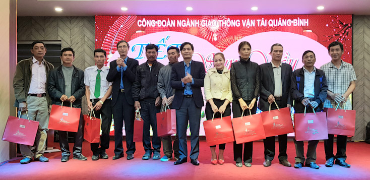 Đại diện lãnh đạo Liên đoàn lao động tỉnh và Công đoàn ngành GTVT tỉnh trao quà “Tết Sum vầy” năm 2020 cho các đoàn viên lao động có hoàn cảnh khó khăn.
