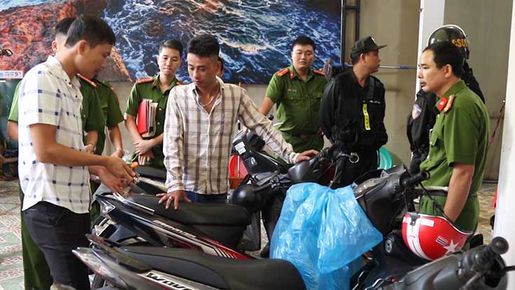   Lực lượng Công an khám xét khẩn cấp chỗ ở của các đối tượng, thu giữ nhiều tài liệu, chứng cứ, tang vật liên quan đến hoạt động cho vay nặng lãi trên địa bàn.