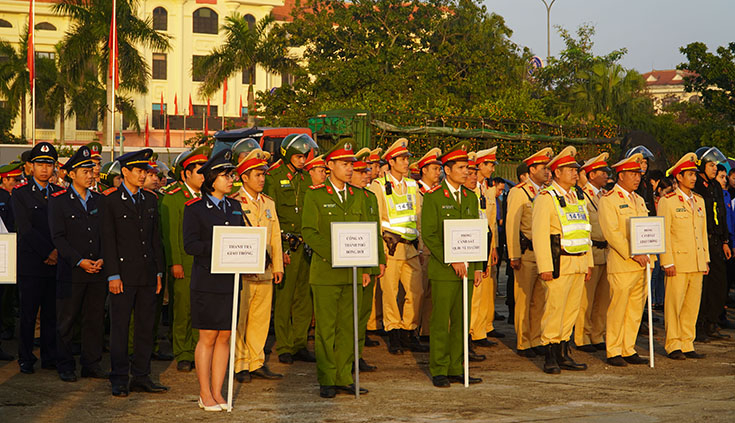 Các lực lượng tham gia lễ ra quân