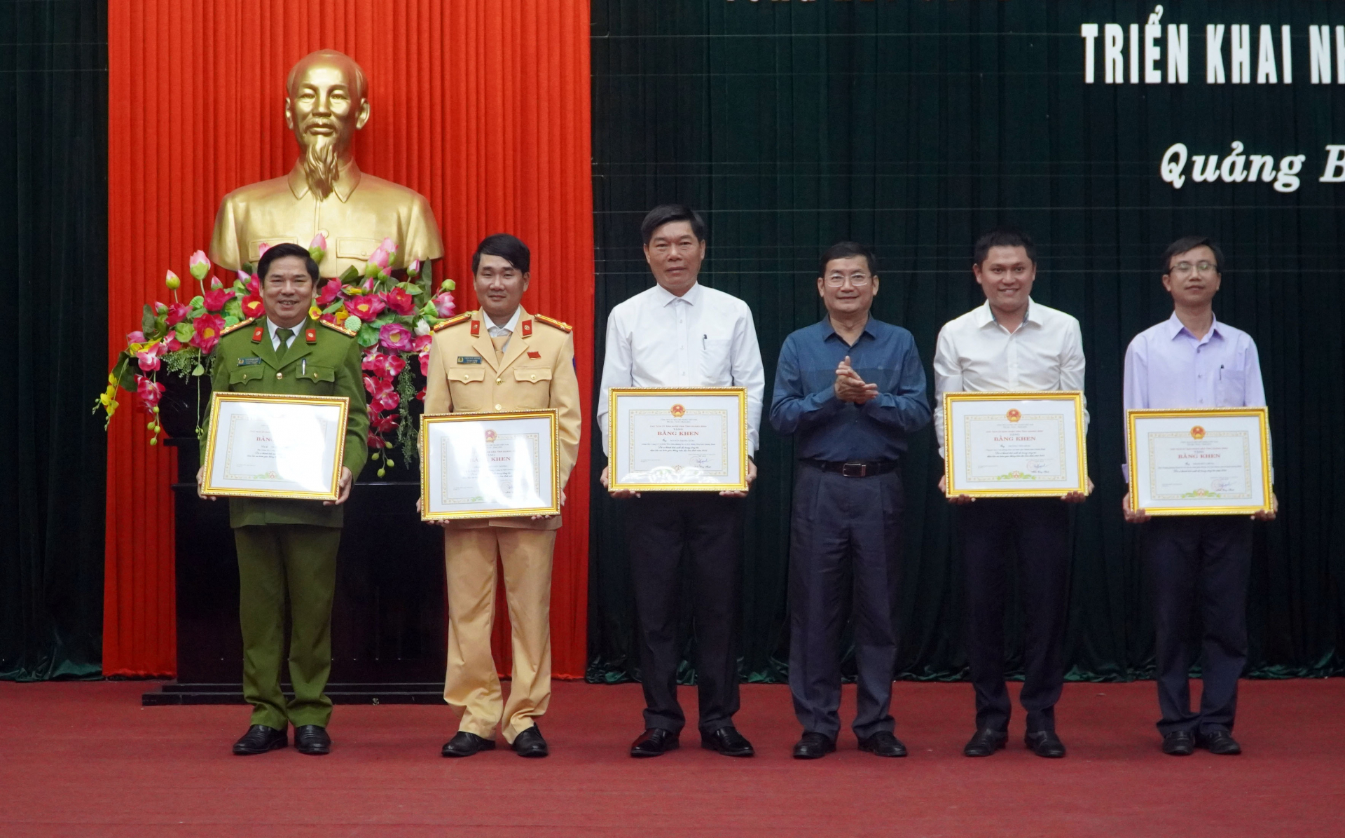 Đồng chí Phó Chủ tịch UBND tỉnh Trần Tiến Dũng cho các cá nhân