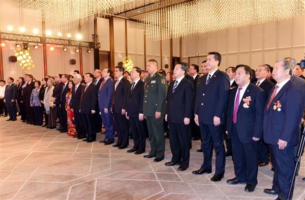 Các quan khách, đại biểu trang nghiêm trong Lễ chào cờ, cử quốc ca hai nước. (Ảnh: Vĩnh Hà/TTXVN)