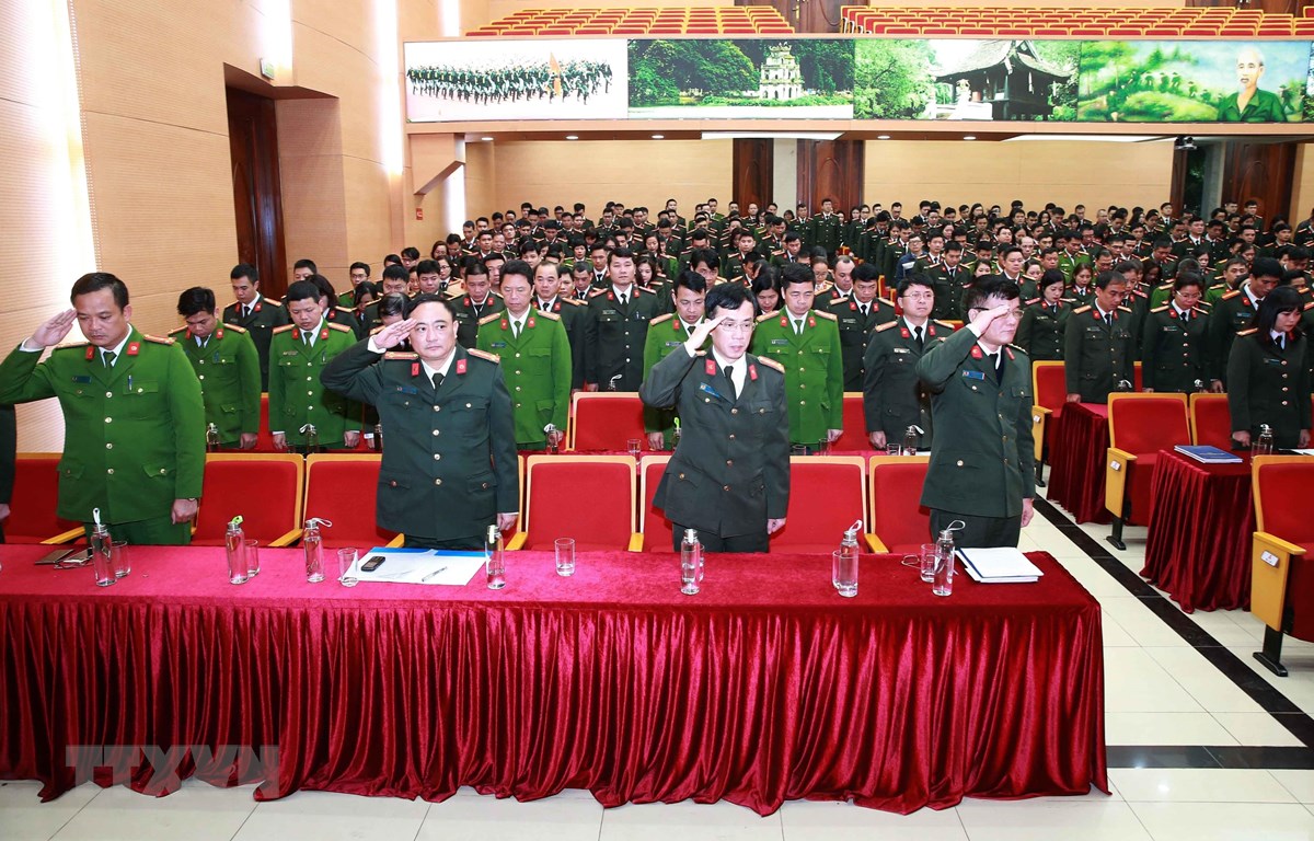 Các đại biểu và cán bộ, chiến sỹ Công an TP. Hà Nội dành một phút tưởng niệm 3 liệt sỹ Công an nhân dân hy sinh tại xã Đồng Tâm. (Ảnh: Doãn Tấn/TTXVN)