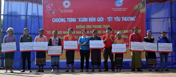 Hội Chữ Thập đỏ và Hội Liên hiệp Phụ nữ tỉnh trao bảng tượng trưng cho 10 hộ gia đình là hội viên phụ nữ vay ưu đãi không lãi suất để đầu tư chăn nuôi bò.