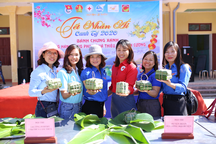 Ban tổ chức gói bánh chưng tặng học sinh