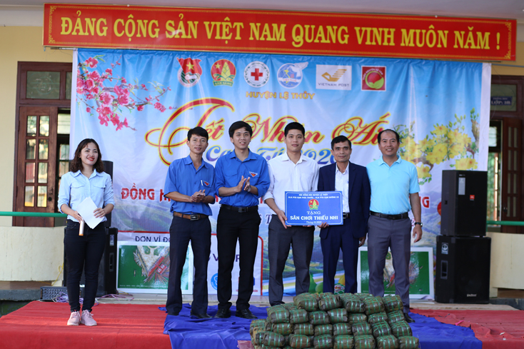 Trao công trình sân chơi cho Trường Phổ thông dân tộc bán trú tiểu học và THCS Lâm Thủy