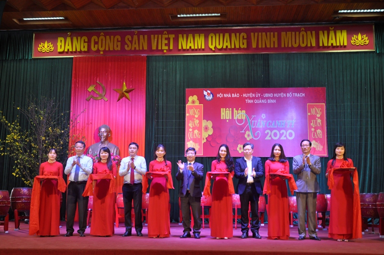  Các đại biểu cắt băng khai trương Hội báo Xuân Canh Tý 2020.