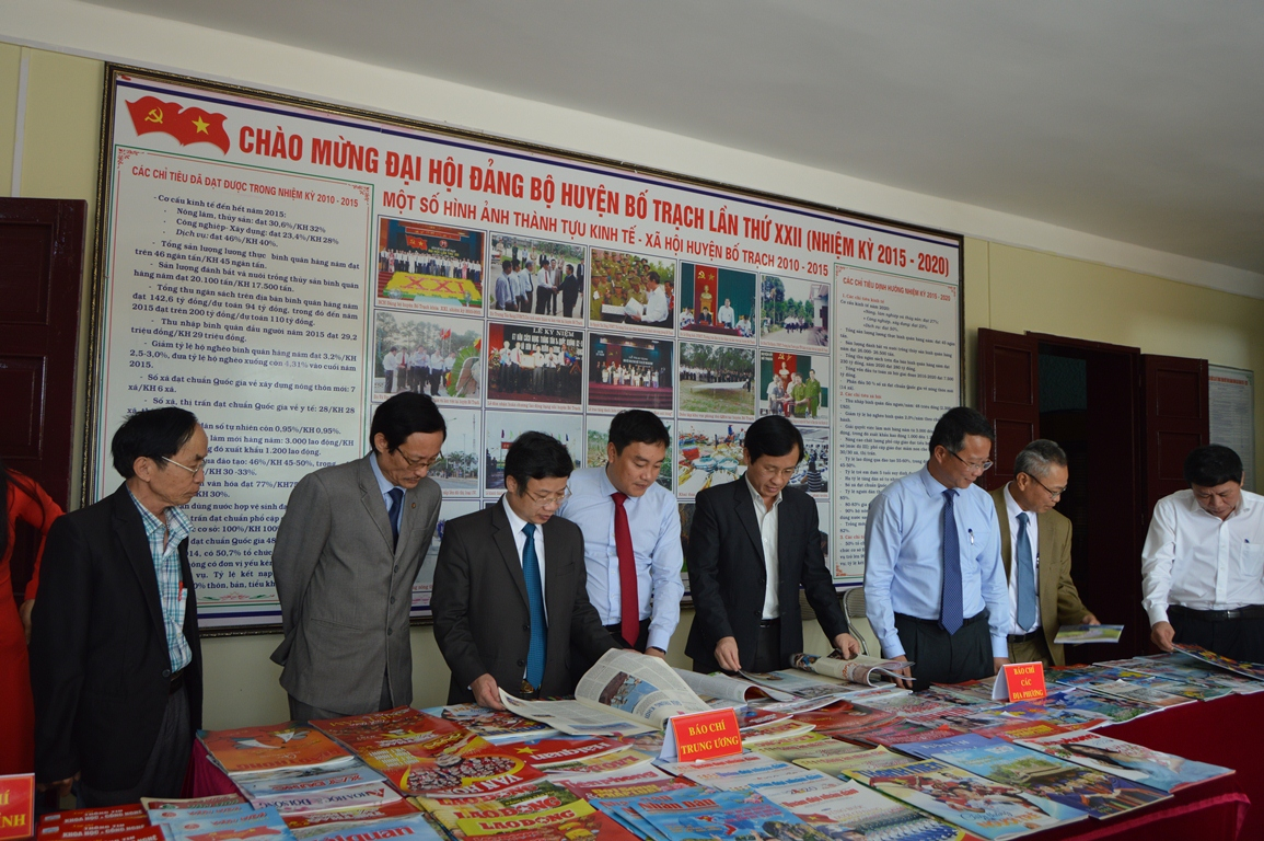 Các đồng chí lãnh đạo tỉnh, huyện Bố Trạch và các đại biểu tham quan gian trưng bày báo tại Hội báo Xuân 2020.