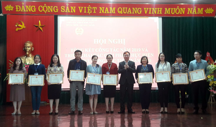 Đại diện lãnh đạo Cục thuế Quảng Bình trao giấy khen cho tập thể, cá nhân có thành tích xuất sắc trong công tác thuế năm 2019.