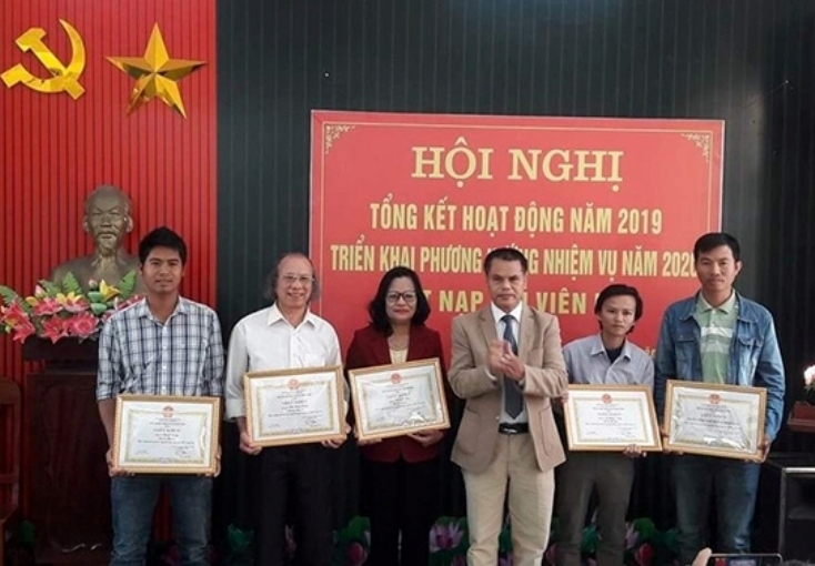 Hội VHNT tặng giấy khen cho các tập thể, cá nhân có thành tích xuất sắc trong hoạt động VHNT năm 2019.