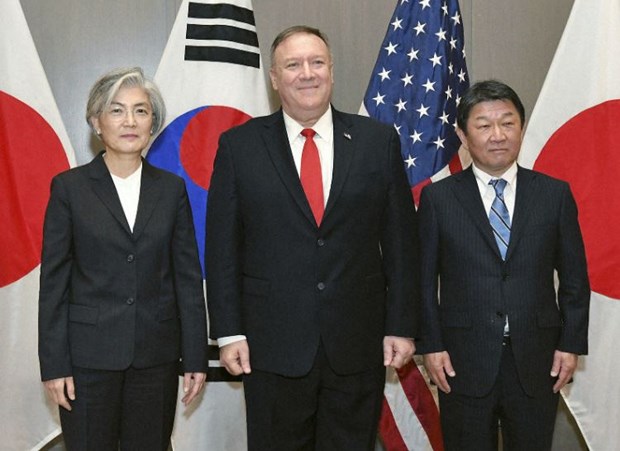 (Từ trái sang) Ngoại trưởng Hàn Quốc Kang Kyung Wha, Ngoại trưởng Mỹ Mike Pompeo và Ngoại trưởng Nhật Bản Toshimitsu Motegi. (Nguồn: Kyodo)