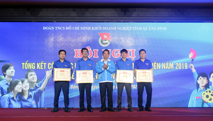 Đại diện lãnh đạo Tỉnh đoàn trao bằng khen của Trung ương Đoàn và Tỉnh đoàn cho các tập thể và cá nhân đã có thành tích xuất sắc trong Chiến dịch hè tình nguyện năm 2019.