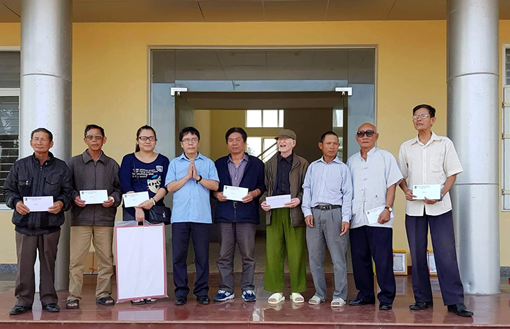 Đại diện lãnh đạo Hội người mù TP. Đồng Hới trao quà Tết cho hội viên.