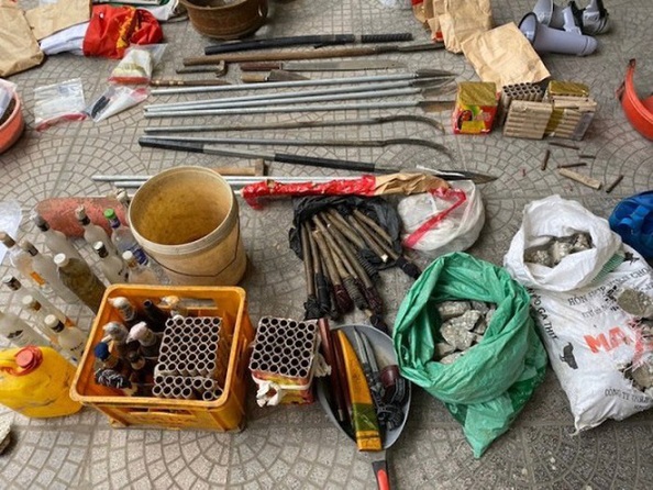 Một số số vũ khí, hung khí của các đối tượng trong vụ án đặc biệt nghiêm trọng tại Đồng Tâm bị cơ quan công an thu giữ.