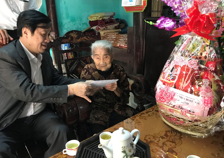Đồng chí Phó Chủ tịch Thường trực UBND tỉnh Nguyễn Xuân Quang tặng quà Tết Mẹ Việt Nam Anh hùng Trần Thị Nậy 