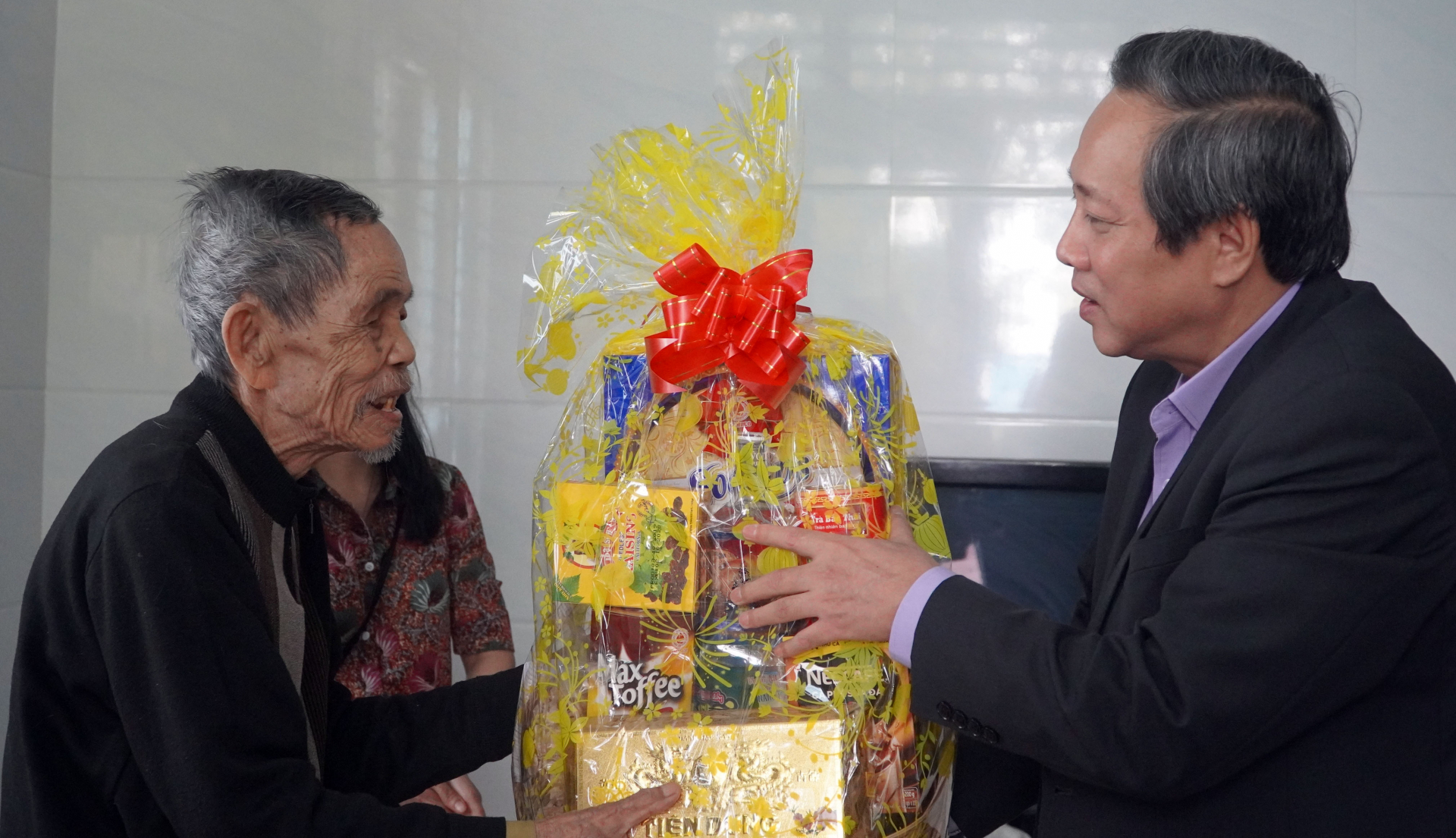 Đồng chí Bí thư Tỉnh ủy Hoàng Đăng Quang chúc tết cụ Phan Văn Mạnh, đảng viên 73 năm tuổi Đảng