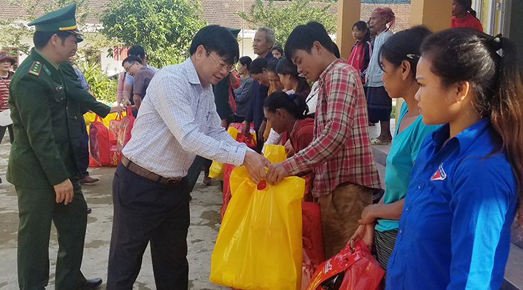 Đại diện lãnh đạo Tặng quà Tết cho đồng bào dân tộc Vân Kiều bản Trung Đoàn, xã Kim Thủy.