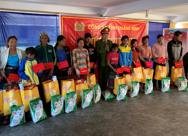 Đại tá Trần Minh Thùy - Phó Giám đốc Công an tỉnh trao quà tết cho bà con nghèo xã Thượng Trạch, huyện Bố Trạch.