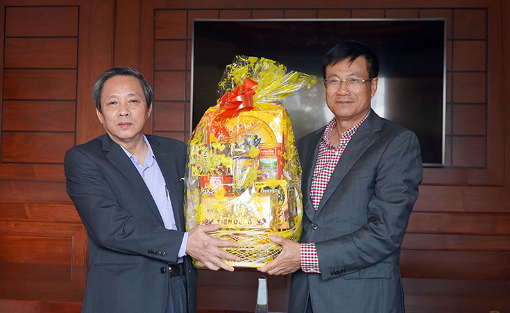 Đồng chí Bí thư Tỉnh ủy Hoàng Đăng Quang chúc tết đồng chí Lương Ngọc Bính, nguyên Bí thư Tỉnh ủy 
