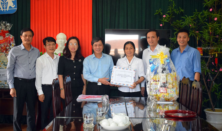 Đồng chí Lê Văn Phúc, Bí thư Thành ủy Đồng Hới thăm và chúc Tết Làng trẻ em SOS Đồng Hới