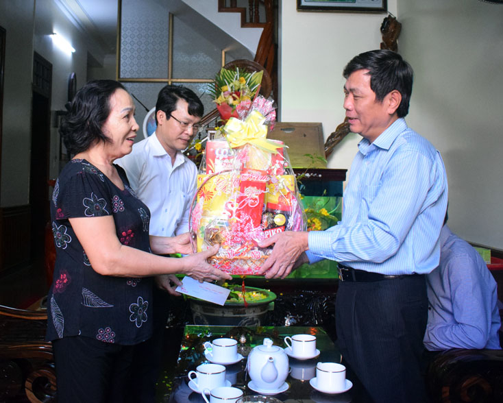 Đồng chí Lê Văn Phúc, Bí thư Thành ủy thăm và chúc Tết gia đình đồng chí Bùi Thị Tuyến (nguyên Giám đốc Sở Kế hoạch-Đầu tư) 