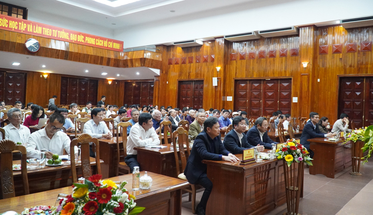 Các đại biểu và văn nghệ sĩ, nhà báo tham dự buổi gặp mặt.