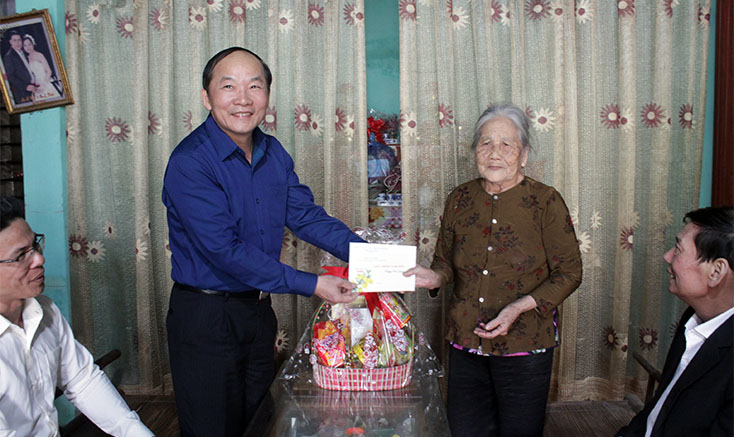 Đồng chí Trần Xuân Vinh, Trưởng ban Tổ chức Tỉnh ủy thăm, chúc Tết gia đình mẹ Việt Nam anh hùng Hoàng Thị Hy, xã Cảnh Hóa, Quảng Trạch