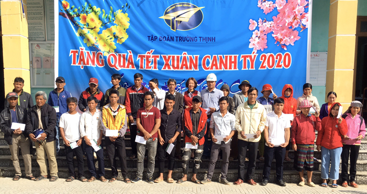 Đại diện Công ty Cổ phần Tập đoàn Trường Thịnh trao quà cho các hộ gia đình nghèo đón Tết tại xã Kim Thủy, huyện Lệ Thủy.