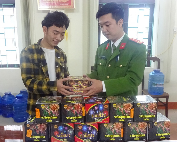 Anh Trần Đức Thắng đã tự nguyện giao nộp 12 hộp pháo hoa cho Công an TX. Ba Đồn.