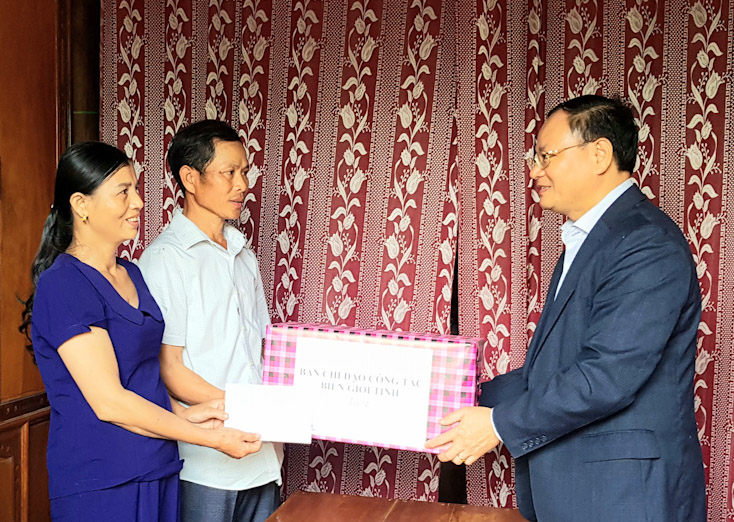 Đồng chí Lê Minh Ngân, Phó Chủ tịch UBND tỉnh tặng quà và chúc tết gia đình đồng chí đại úy Nguyễn Viết Toàn ở thôn Đạm Thủy 2, xã Thạch Hóa.