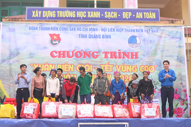 Tặng quà Tết cho các gia đình có hoàn cảnh khó khăn trên địa bàn.