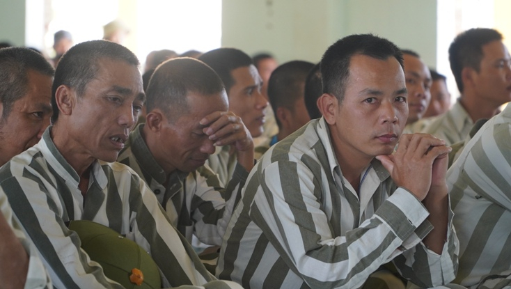 Các phạm nhân xúc động khi tham gia chương trình.