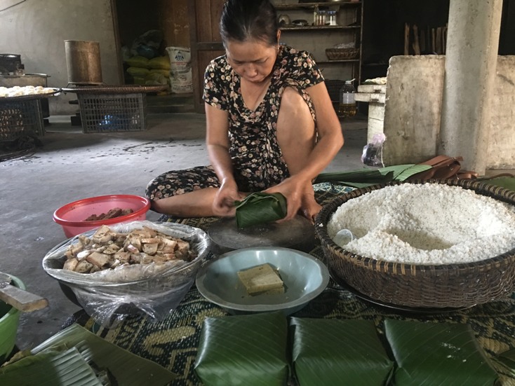 Nghề gói bánh chưng Tết mang lại thu nhập ổn định cho người dân.
