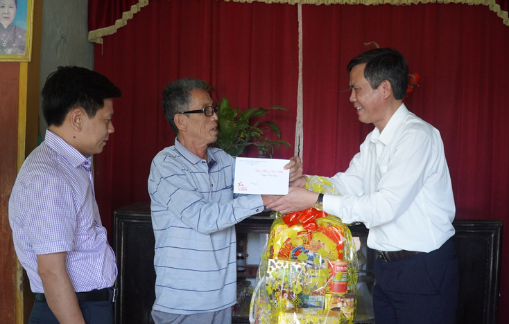 Đồng chí Phó Bí thư Thường trực Tỉnh ủy Trần Thắng thăm, tặng quà ông Đoàn Trung Xử, thương binh hạng 2/4.    