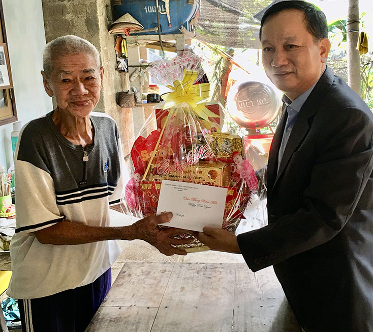 Đồng chí Đinh Công Hải, Chủ nhiệm Ủy ban kiểm tra Tỉnh ủy trao quà Trần Dụ, nguyên Chủ nhiệm Uỷ ban Kiểm tra Tỉnh uỷ