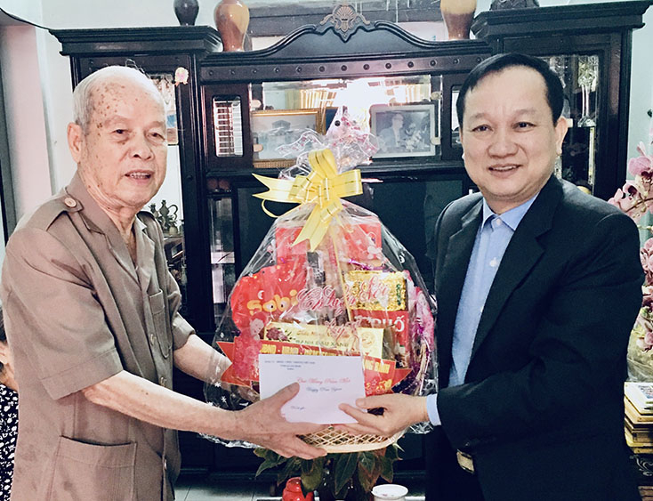 Đồng chí Đinh Công Hải, Chủ nhiệm Ủy ban Kiểm tra Tỉnh ủy trao quà cho đồng chí Trần Dụ, nguyên Chủ nhiệm Uỷ ban Kiểm tra Tỉnh uỷ