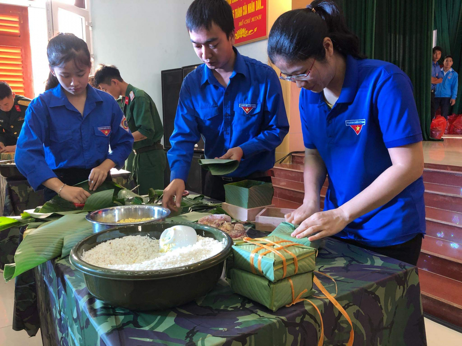 Đoàn viên thanh niên của Thành đoàn Đồng Hới tham gia chương trình “Bánh chưng xanh vì người nghèo” 