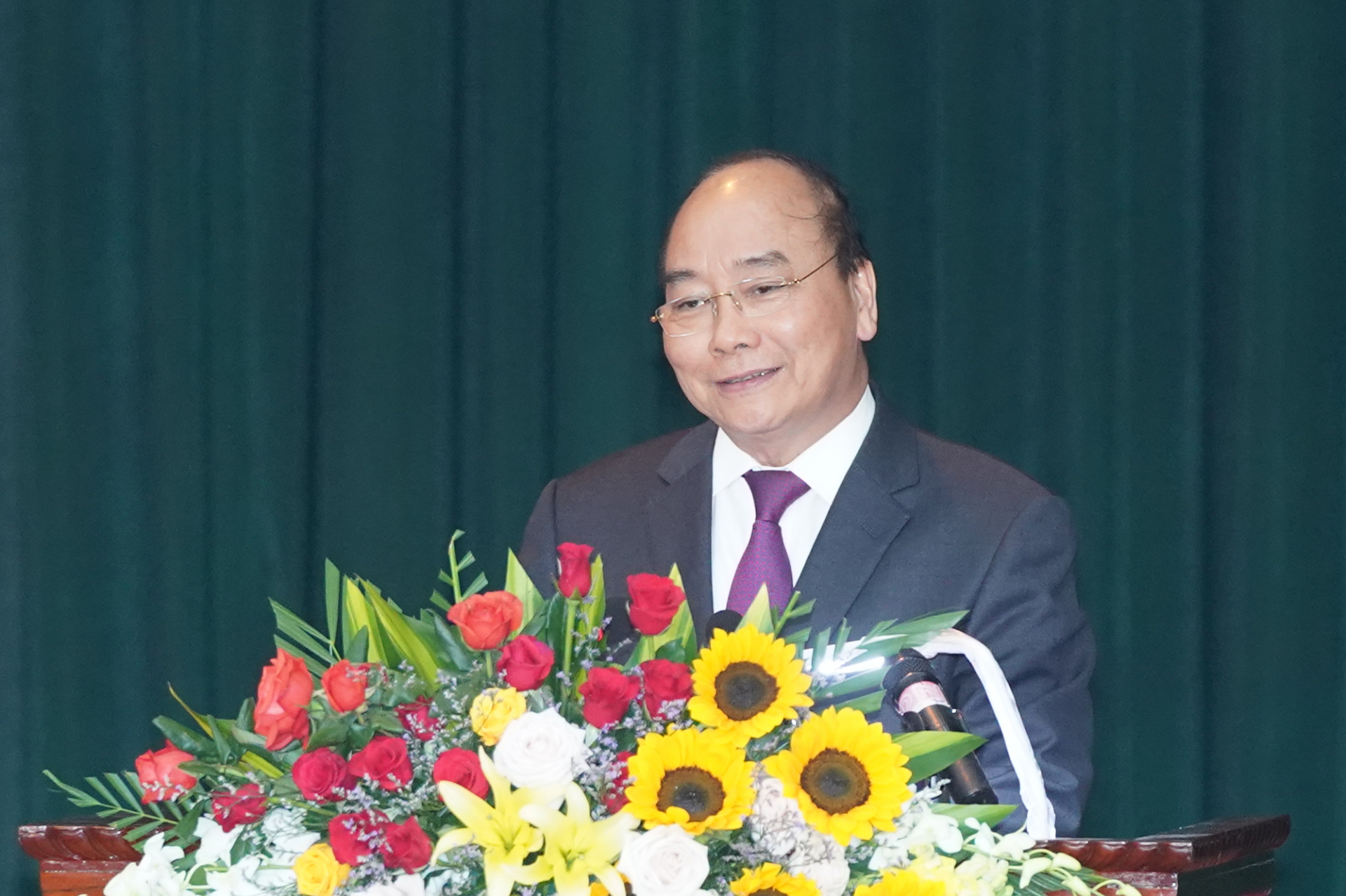 Qua câu chuyện về Hoàng đế Quang Trung-Nguyễn Huệ, Thủ tướng Nguyễn Xuân Phúc nhấn mạnh bài học “lấy dân làm gốc”. Ảnh: VGP/Quang Hiếu