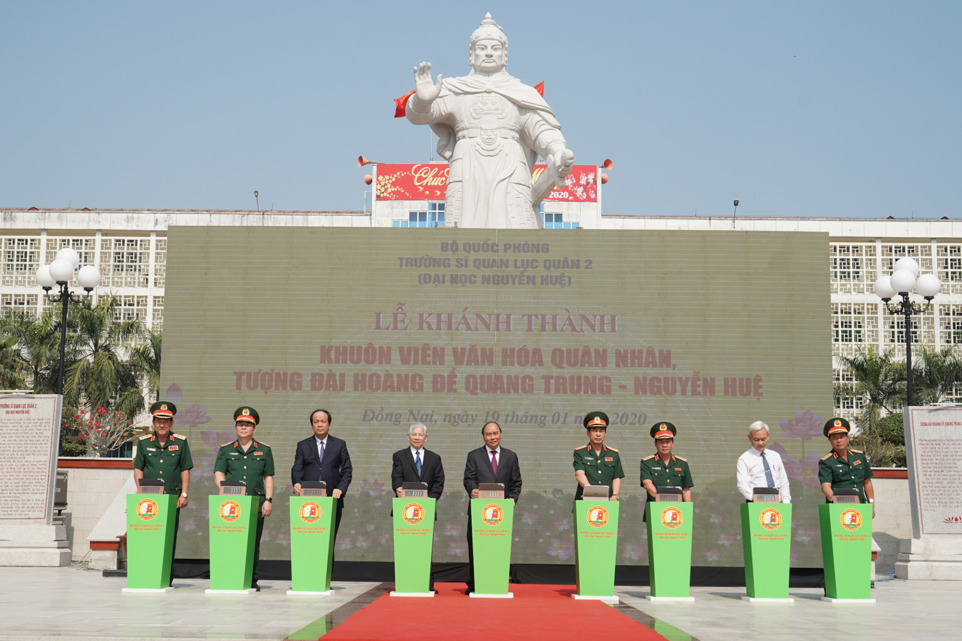 Thủ tướng Nguyễn Xuân Phúc, nguyên Chủ tịch nước Nguyễn Minh Triết dự lễ khánh thành khuôn viên văn hoá quân nhân, tượng đài Hoàng đế Quang Trung-Nguyễn Huệ. Ảnh: VGP/Quang Hiếu