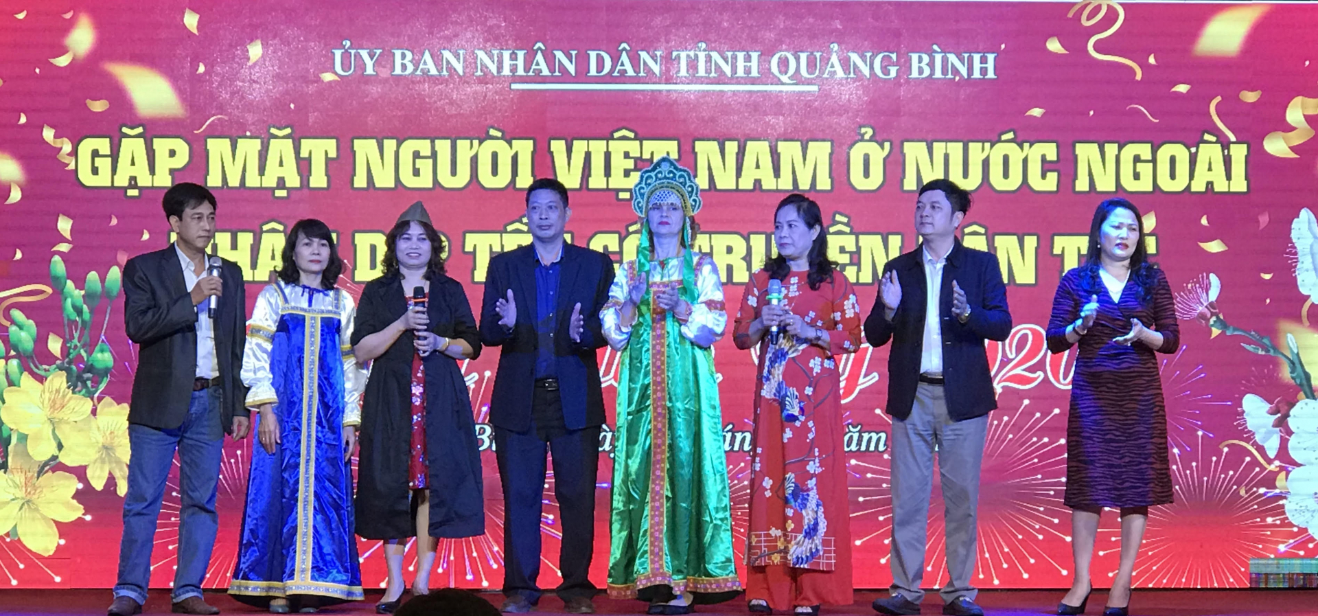 Tiết mục giao lưu văn nghệ của kiều bào tại buổi gặp mặt
