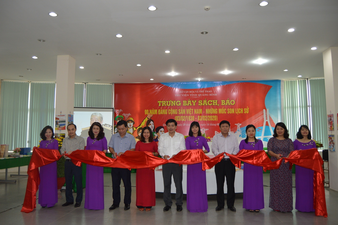Các đại biểu cắt băng khai trương Trưng bày sách, báo với chủ đề  