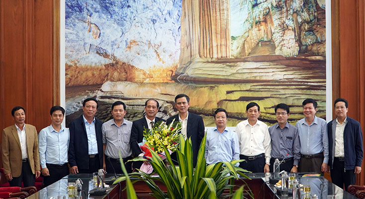 Đồng chí Phó Bí thư Thường trực Tỉnh ủy chụp ảnh lưu niệm cùng đoàn báo cáo viên