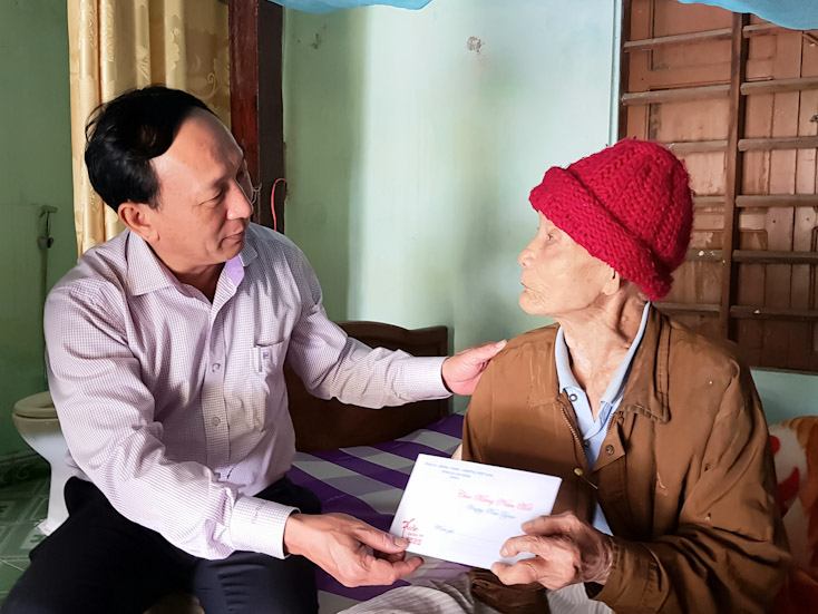 Đồng chí Trần Hải Châu tặng quà, chúc Tết cụ Phạm Quý, đảng viên 72 năm tuổi Đảng.