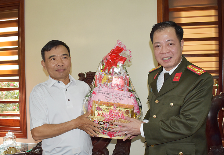 Đồng chí đại tá Trần Hải Quân, Giám đốc Công an tỉnh thăm, tặng quà đồng chí Từ Hồng Sơn, nguyên Giám đốc Công an tỉnh nhân dịp Tết nguyên đán Canh Tý 2020.
