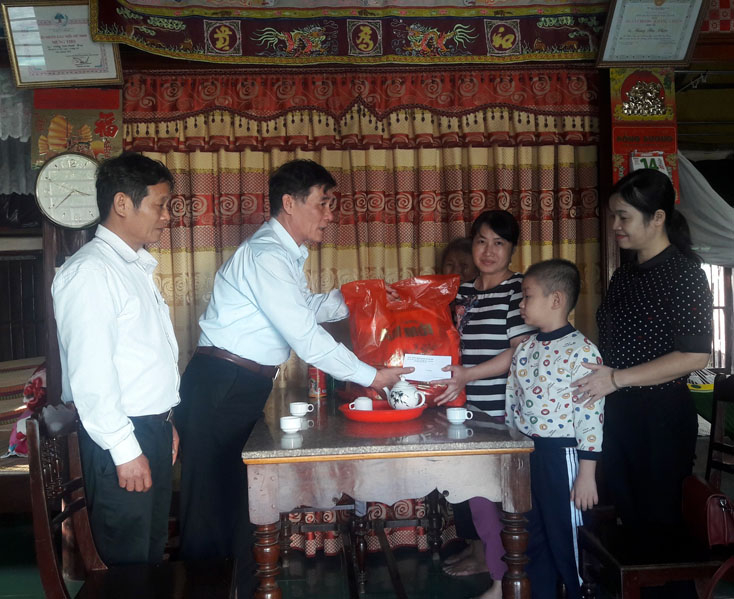 Đại diện lãnh đạo TP. Đồng Hới thăm, tặng quà và chúc Tết gia đình chính sách trên địa bàn nhân dịp Xuân Canh Tý 2020