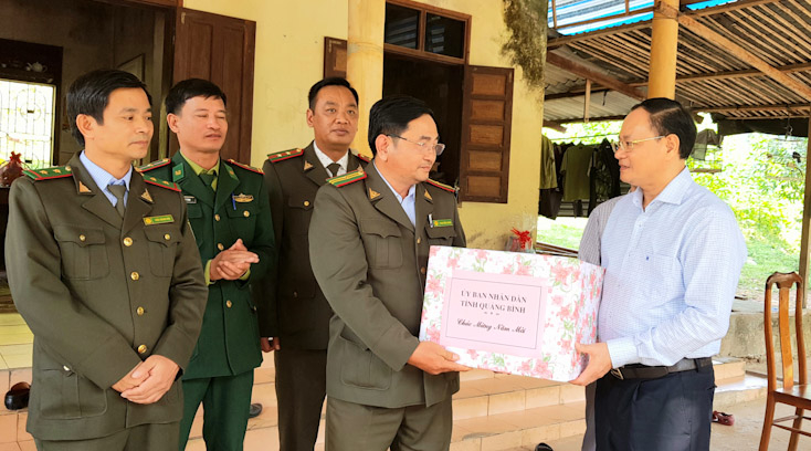…và tặng quà, chúc Tết cán bộ, nhân viên đang làm nhiệm vụ tại đây.