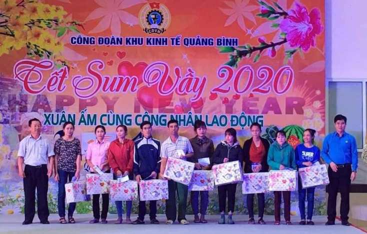 Nhiều phần quà ý nghĩa được trao tận tay người lao động trong chương trình  